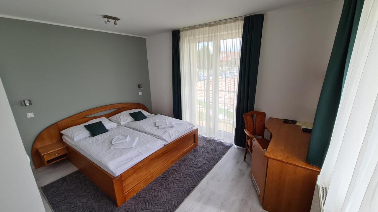 Port Club Pension & Restaurant Namiestów Zewnętrze zdjęcie