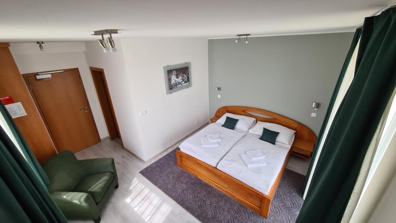 Port Club Pension & Restaurant Namiestów Zewnętrze zdjęcie